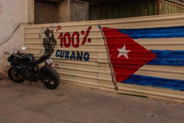 Motosiklet çizimler yapılır nerede çit Park: Küba, Havana'nın yüzde 100 yazıt ile çit grafiti bayrağı. Havana. Küba.