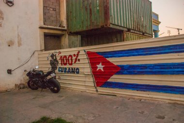 Motosiklet çizimler yapılır nerede çit Park: Küba, Havana'nın yüzde 100 yazıt ile çit grafiti bayrağı. Havana. Küba.