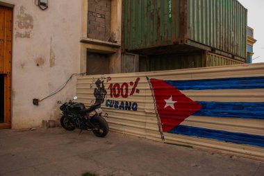 Motosiklet çizimler yapılır nerede çit Park: Küba, Havana'nın yüzde 100 yazıt ile çit grafiti bayrağı. Havana. Küba.