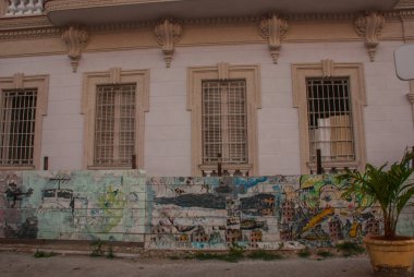 Akşam, çit yapılan çizimler, grafiti çite klasik bina yok. Havana. Küba