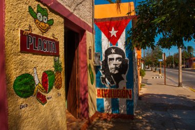Grunge graffiti Duvar Che Guevara ve Küba bayrağı portresi. Varadero. Küba