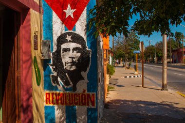 Grunge graffiti Duvar Che Guevara ve Küba bayrağı portresi. Varadero. Küba