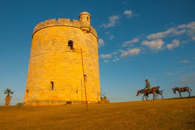 Don Kişot ve akşam kalenin kulesine Sancho Panza anıt. Varadero. Küba