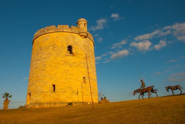 Don Kişot ve akşam kalenin kulesine Sancho Panza anıt. Varadero. Küba