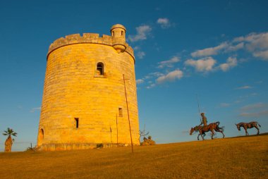 Don Kişot ve akşam kalenin kulesine Sancho Panza anıt. Varadero. Küba