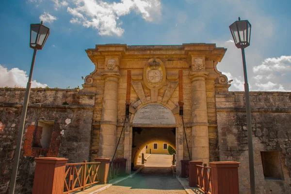 Bejárati kapu Fortaleza de San Carlos de La Cabana Fort Saint Charles bejárata. Havanna. Régi erőd Kubában — Stock Fotó