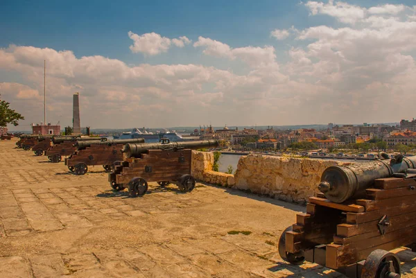 Fortaleza de San Carlos de La Cabana, Fort Saint Charles entré. Landskap med utsikt över staden, kanoner är på den gamla fästningen. Kuba. Havanna.. — Stockfoto