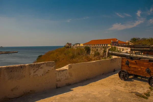 포 르 탈 레자 드 산 카를로스 데 라 카바 나, 세인트 찰스 요새 입구. 와, 총 풍경 오래 된 요새에 있다. 쿠바입니다. 하바나.. — 스톡 사진