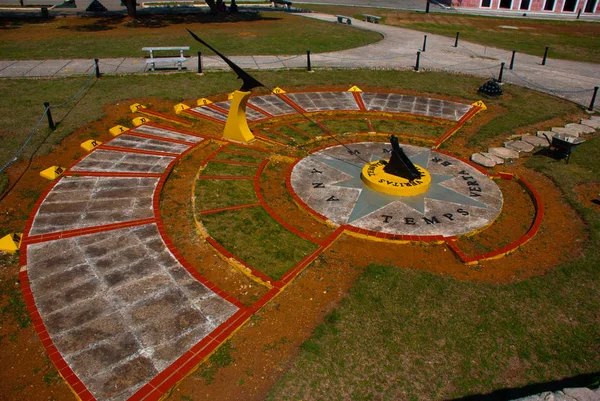 Marcação solar, relógio. Fortaleza de San Carlos de La Cabana, entrada do Forte de São Carlos. Cuba. Havana — Fotografia de Stock