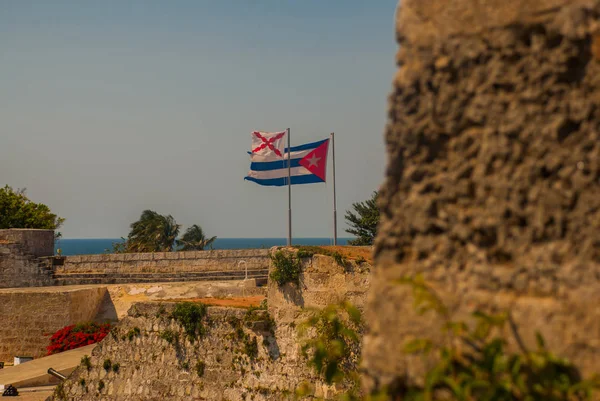 キューバの旗。フォルタレザ ・ デ ・ サン ・ カルロス ・ デ ・ ラ カバナ、聖チャールズ砦入り口。ハバナ。キューバには古い砦 — ストック写真