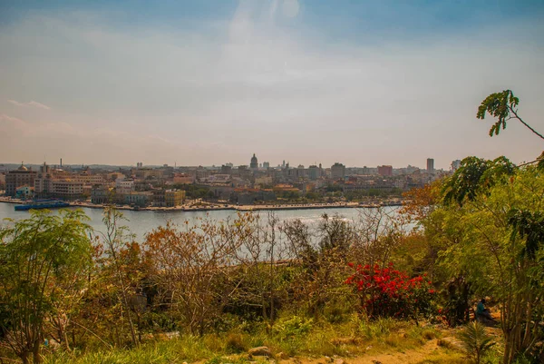 Paesaggio con vista sulla città, il porto, la nave e la baia dell'Avana. L'Avana. Cuba — Foto Stock