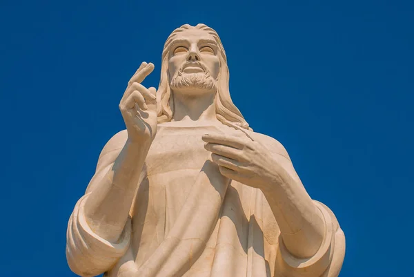 Cristo de Havana é uma estátua de Jilma Madera com vista para a baía de Havana, Cuba . — Fotografia de Stock