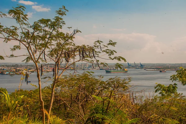 Paysage avec vue sur la ville, le port, le navire et la baie de La Havane. La Havane. Cuba — Photo