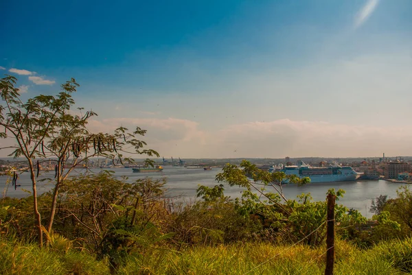 Paysage avec vue sur la ville, le port, le navire et la baie de La Havane. La Havane. Cuba — Photo