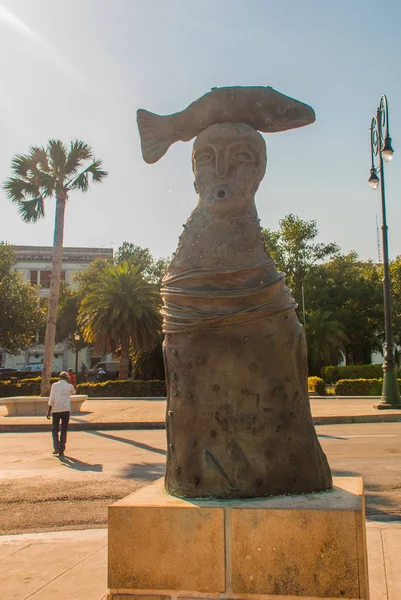 Monumento inusual en el puerto. En la mente de un hombre hay peces. La Habana, Cuba . — Foto de Stock