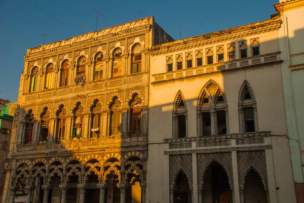 Vista dal basso verso l'alto della casa classica con finestra. L'Avana. Cuba — Foto Stock