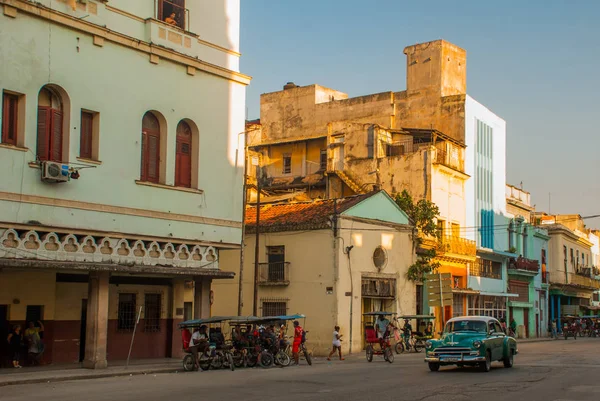 Вулиця в районі стара Гавана, де дорога йде ретро автомобілів. Гавана. Куби — стокове фото