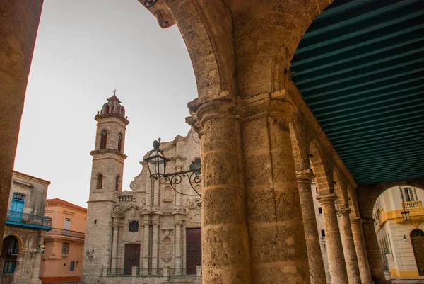 Catedral de San Cristóbal en La Habana Vieja en la plaza de Cienaga por la noche. Cuba — Foto de Stock