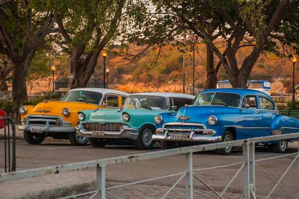 Retro autók parkolnak, vár a turisták számára, hogy fedezze fel a várost. Old Havanna, Kuba — Stock Fotó