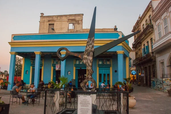 Monumento incomum na rua na forma de enorme tesoura. Havana. Cuba — Fotografia de Stock