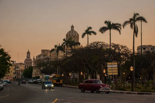 Palacio Presidencial tarde por la noche, que actualmente alberga el Museo de la Revolución. La Habana, Cuba — Foto de Stock