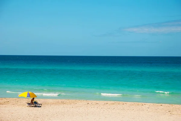 Turisták pihenni a homokos varaderoi tengerparton. Paradicsomi táj, fehér homokos és türkizkék tenger. Kuba — Stock Fotó