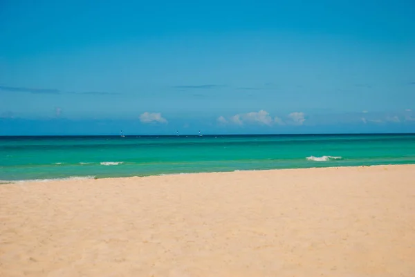 Turisták pihenni a homokos varaderoi tengerparton. Paradicsomi táj, fehér homokos és türkizkék tenger. Kuba — Stock Fotó