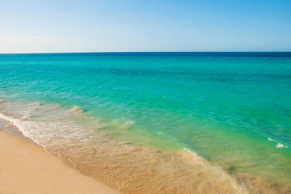 Los turistas se relajan en la playa de arena de Varadero. Paisaje paradisíaco con mar turquesa y arena blanca. Cuba —  Fotos de Stock