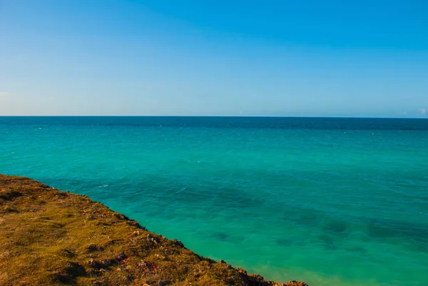 Vista desde la colina hasta el hermoso mar turquesa. Cuba. Varadero —  Fotos de Stock