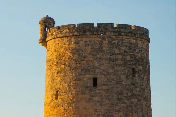 Torre Fragmet de la fortaleza por la noche. Varadero, Cuba — Foto de Stock