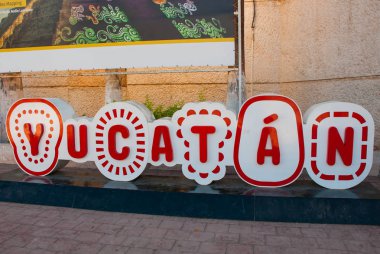 Yazıt büyük harflerle Yucatan, Yucatan imzala. Meksika