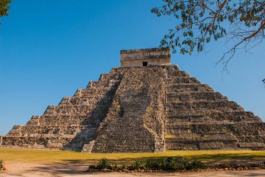 Anicent Maya Maya piramit El Castillo Tüylü yılan Chichen Itza, Meksika