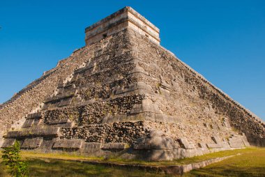 Anicent Maya Maya piramit El Castillo Tüylü yılan Chichen Itza, Meksika