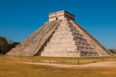 Anicent Maya Maya piramit El Castillo Tüylü yılan Chichen Itza, Meksika
