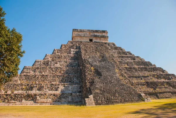 Anicent Maya Maya piramit El Castillo Tüylü yılan Chichen Itza, Meksika — Stok fotoğraf