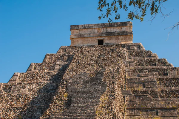 Anicent Maya Maya pyramid El Castillo Kukulkan i Chichen-Itza, Mexiko — Stockfoto