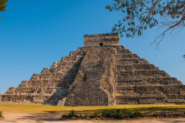 Pirâmide Maia Anicente El Castillo Kukulkan em Chichen-Itza, México — Fotografia de Stock