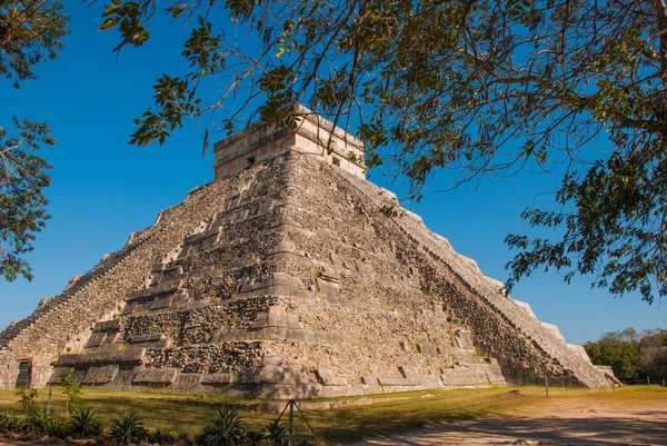 Anicent Maya Maya piramit El Castillo Tüylü yılan Chichen Itza, Meksika — Stok fotoğraf
