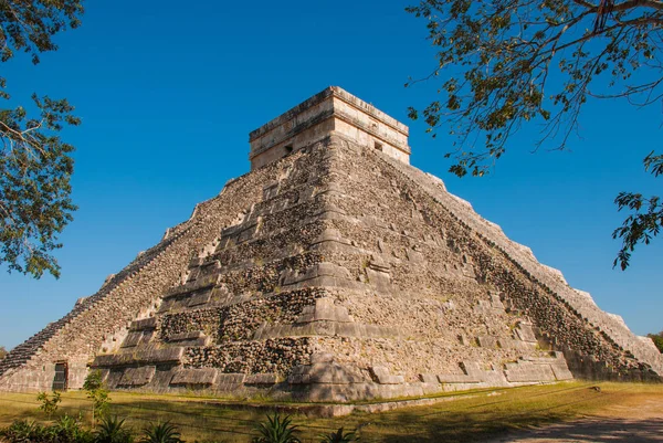 Anicent Maya mayan pyramid El Castillo Kukulkan in Chichen-Itza, México —  Fotos de Stock