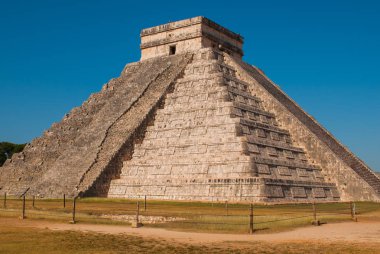 Anicent Maya Maya piramit El Castillo Tüylü yılan Chichen Itza, Meksika
