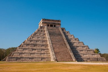 Anicent Maya Maya piramit El Castillo Tüylü yılan Chichen Itza, Meksika