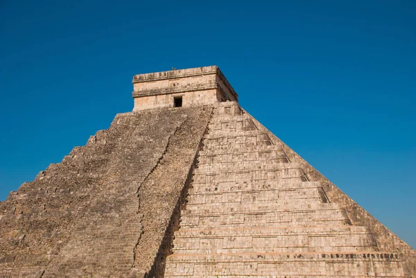 Anicent Maya mayan pyramid El Castillo Kukulkan in Chichen-Itza, México —  Fotos de Stock