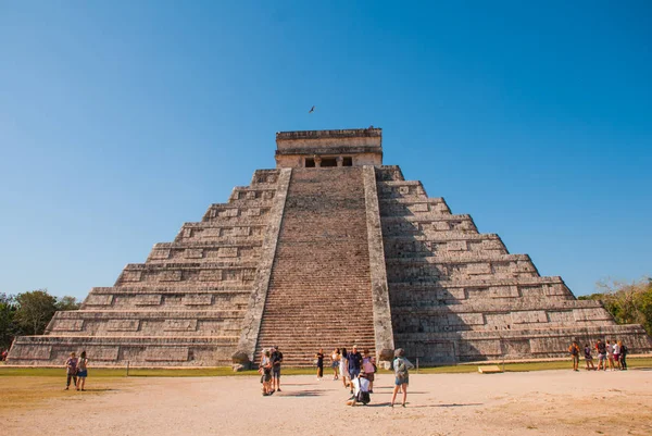 Anicent Maya mayan pyramid El Castillo Kukulkan in Chichen-Itza, México —  Fotos de Stock