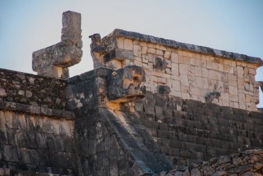 Antik Maya şehir, kısmen korunmuş binalar. Chichen Itza, Meksika. Yucatan