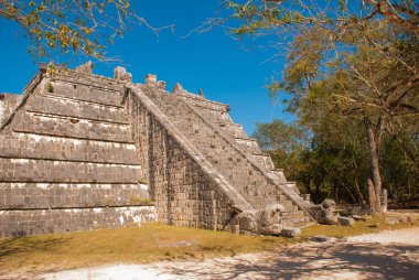 Eski şehir Antik Maya piramitleri. Yok edilen piramit. Chichen Itza, Meksika. Yucatan