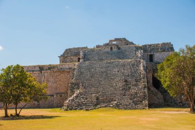 Antik Maya şehir, kısmen korunmuş binalar. Chichen Itza, Meksika. Yucatan
