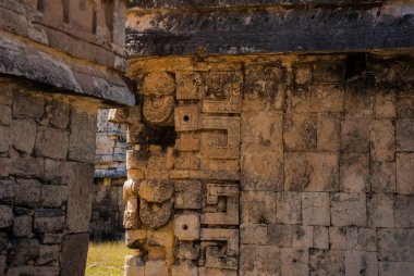 Antik Maya çizimler taş üzerinde. Taş dokusu. Chichen Itza, Meksika. Yucatan