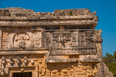 Antik Maya çizimler taş üzerinde. Taş dokusu. Chichen Itza, Meksika. Yucatan