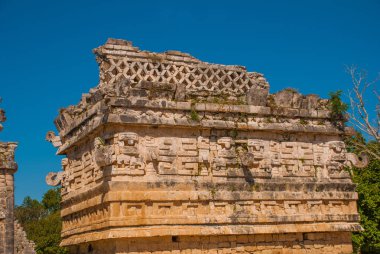 Antik Maya çizimler taş üzerinde. Taş dokusu. Chichen Itza, Meksika. Yucatan