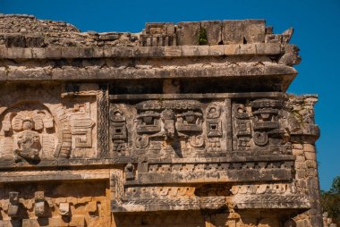Antik Maya çizimler taş üzerinde. Taş dokusu. Chichen Itza, Meksika. Yucatan